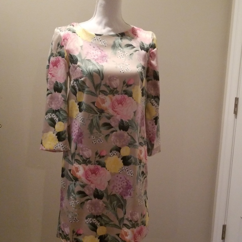 Gorgeous floral dress. Simple but very elegant.